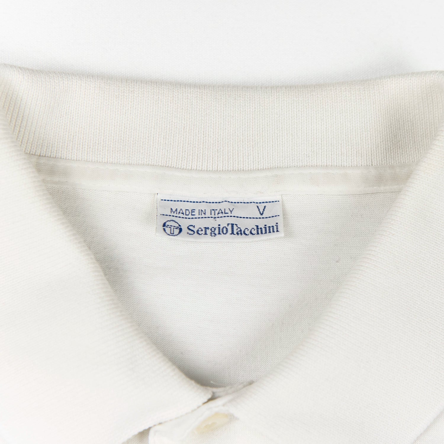 Etichetta della polo vintage Sergio Tacchini vista frontale con stampa geometrica e logo sul petto