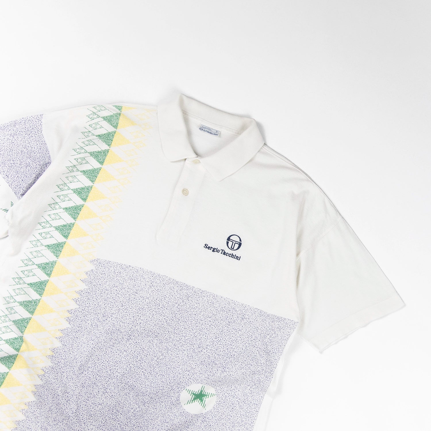 Polo vintage Sergio Tacchini vista frontale con stampa geometrica e logo sul petto