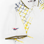 Dettaglio manica polo Reebok vintage con bordo blu e giallo