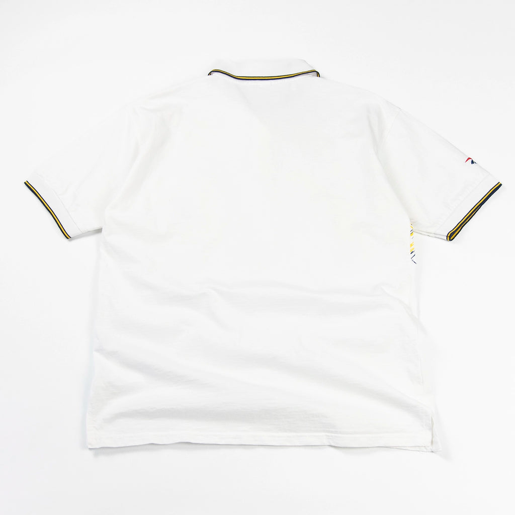Retro della polo Reebok vintage con fondo bianco e dettagli sportivi