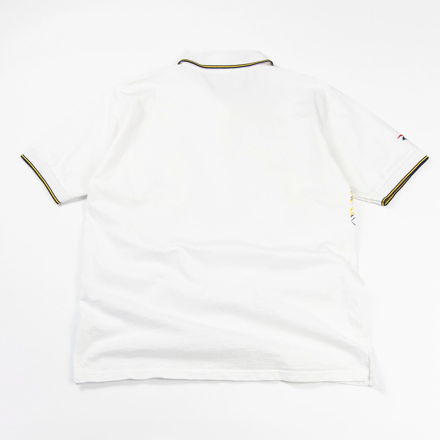 Retro della polo Reebok vintage con fondo bianco e dettagli sportivi