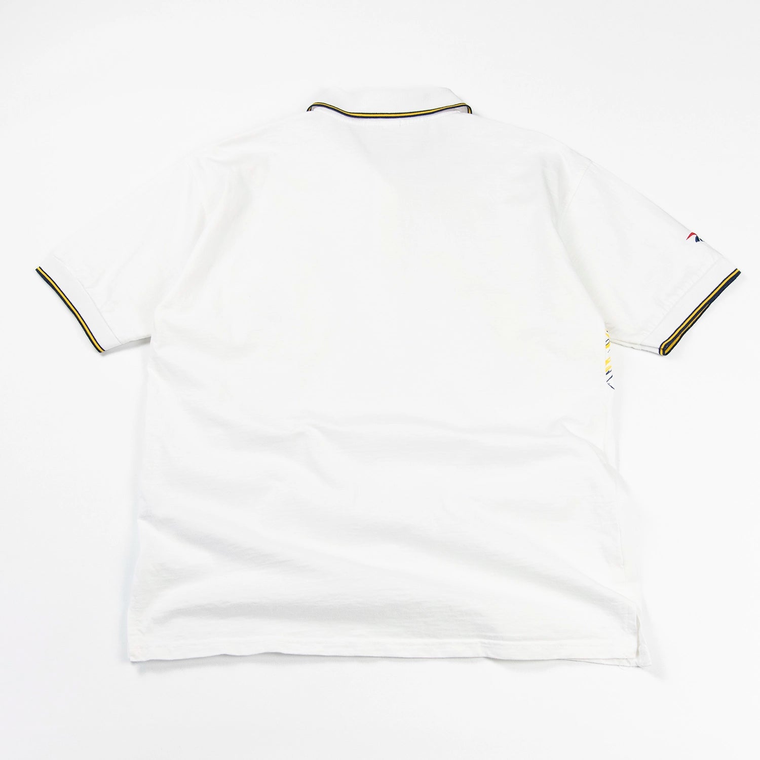 Retro della polo Reebok vintage con fondo bianco e dettagli sportivi