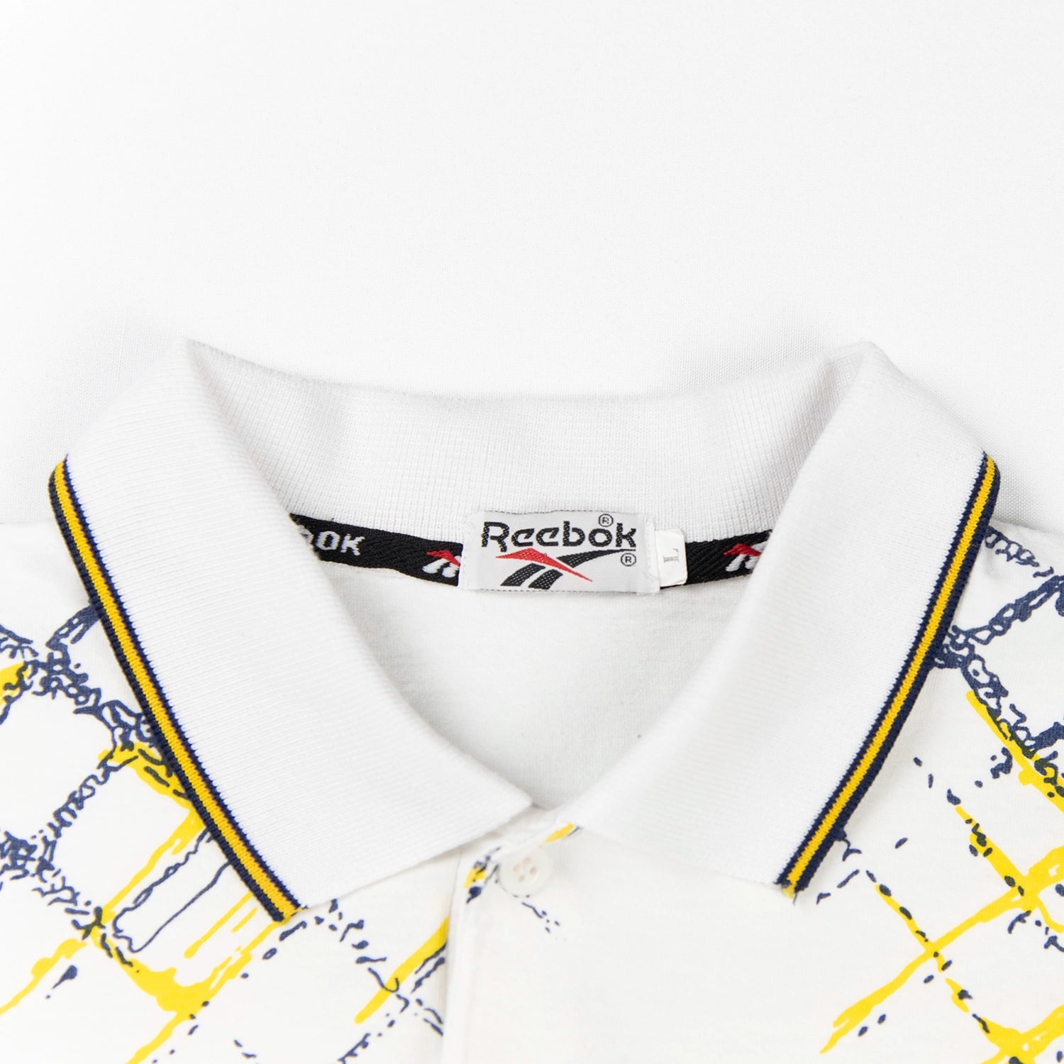 Etichetta interna della polo Reebok vintage con taglia